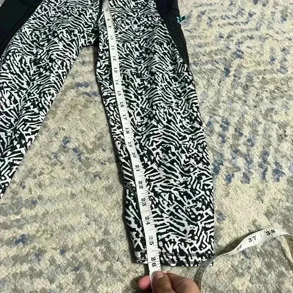 Lululemon Run: Top Speed Crop Mini Brushed Animal Black White  size 4 - Picture 4 of 8